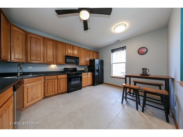 115 Schneider Ct, North Aurora, IL 60542 photo 4