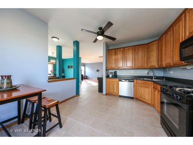115 Schneider Ct, North Aurora, IL 60542 photo 5