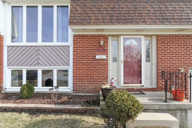 1005 Concord Ln, Hoffman Estates, IL 60192 photo 2