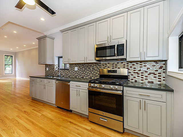 624 E Bowen Ave, Chicago, IL 60653 photo 2