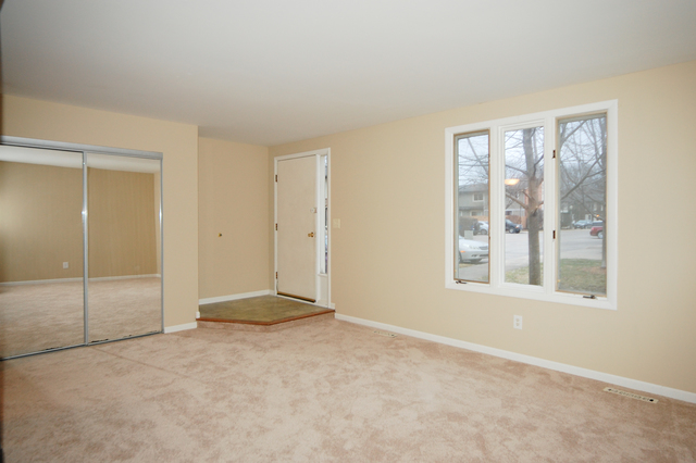20 Cypress Sq, Elgin, IL 60123 photo 2