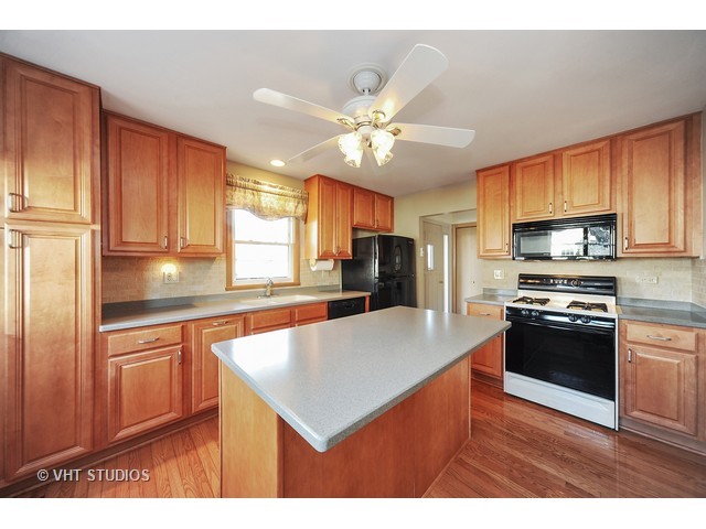 941 Beverly Dr, Wheeling, IL 60090 photo 4
