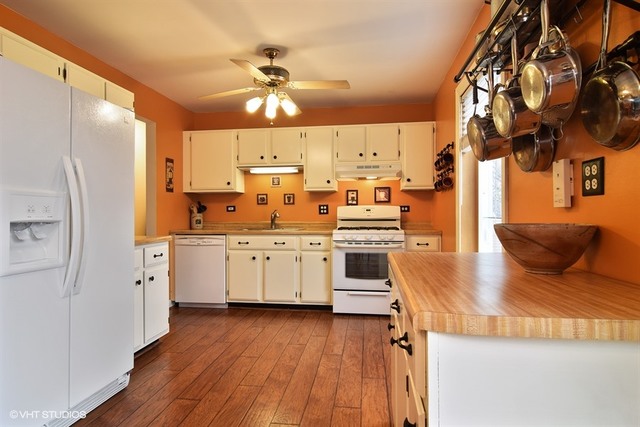 122 E Mcclellan St, Bartlett, IL 60103 photo 3