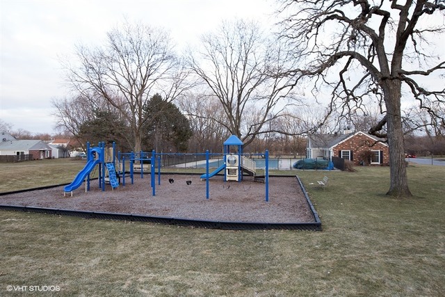 30 Pine Cir, Cary, IL 60013 photo 15