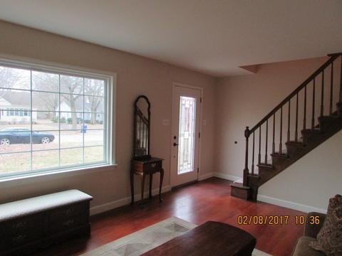906 S Gables Blvd, Wheaton, IL 60189 photo 2
