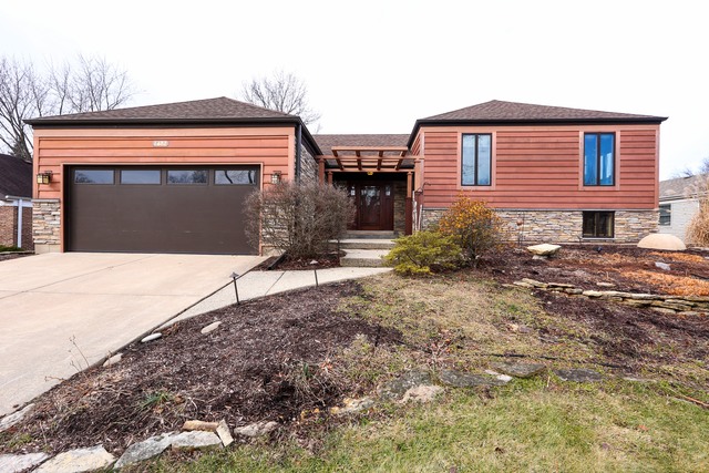 1482 Creekside Dr, Wheaton, IL 60189 photo 1