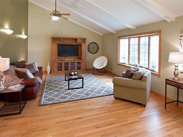 1833 E Boulder Dr, Mount Prospect, IL 60056 photo 3