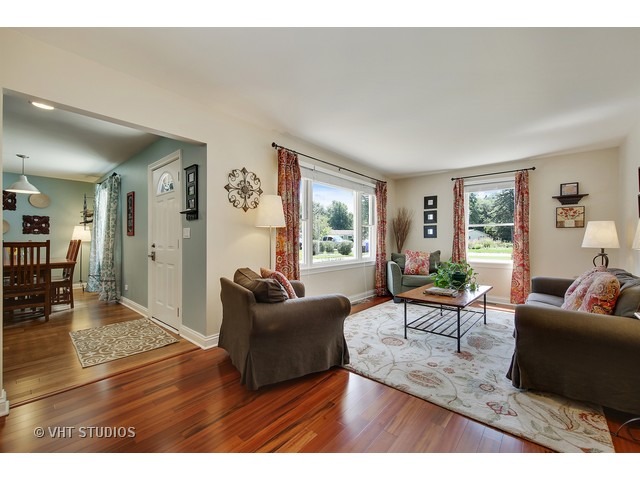 415 Geneva Pl, Wheaton, IL 60187 photo 4
