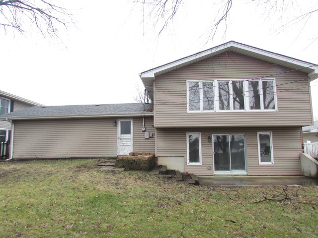 1300 Nottingham Ln, Hoffman Estates, IL 60169 photo 2