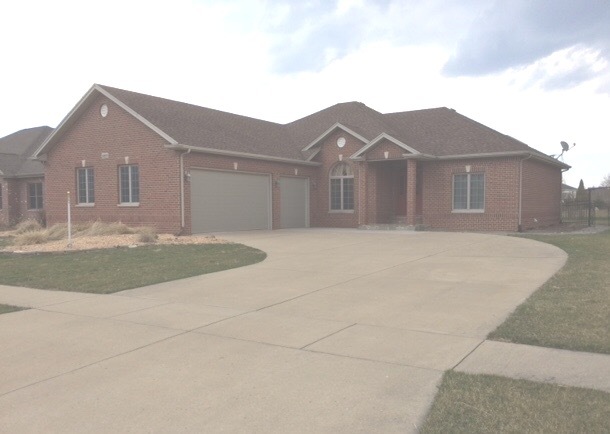 1055 Lakeview Dr, Morris, IL 60450 photo 2