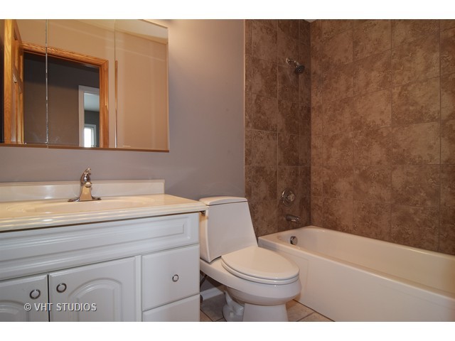 917 Molobay Ter, Bartlett, IL 60103 photo 8