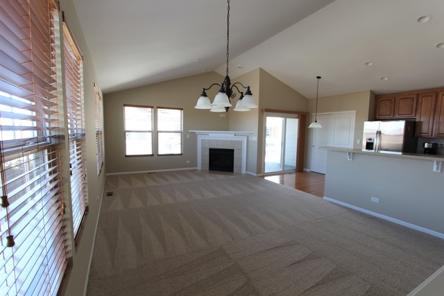 1095 Crane Pointe Rd, Elgin, IL 60124 photo 2