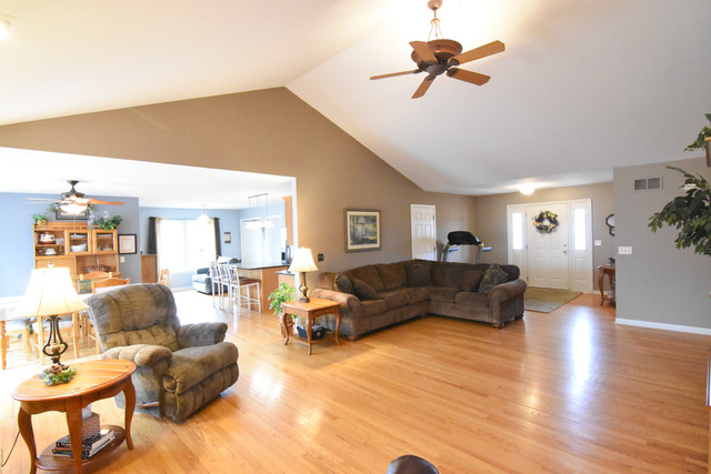 8406 Eagle Rdg, Spring Grove, IL 60081 photo 3