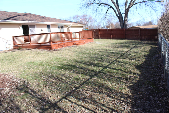 16 Lockman Cir, Elgin, IL 60123 photo 3