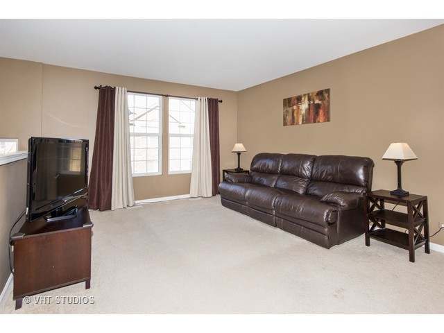 256 Devoe Dr, Oswego, IL 60543 photo 2
