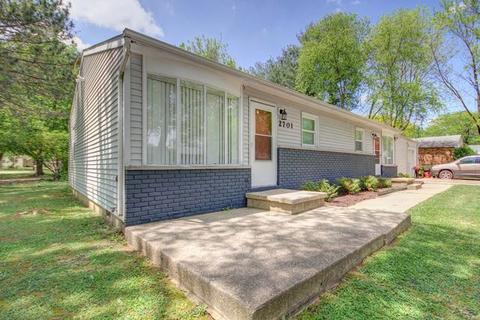 2701 Campbell Dr, Champaign, IL 61821 photo 4