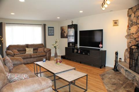 645 Edgemont Ln, Hoffman Estates, IL 60169 photo 2