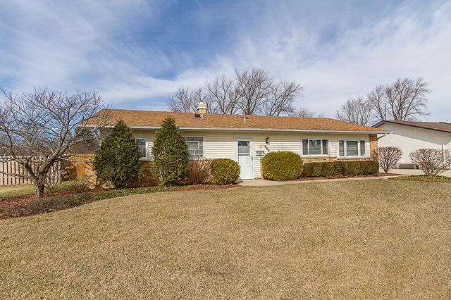 680 Lakeview Ln, Hoffman Estates, IL 60169 photo 1