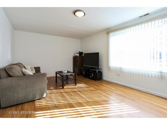 70 Payson St, Hoffman Estates, IL 60169 photo 4