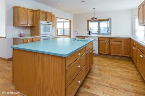 562 W Walker Rd, Plainfield, IL 60586 photo 2