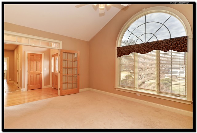 213 S Rush St, Roselle, IL 60172 photo 2