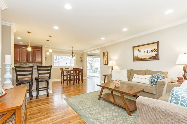 210 Illinois Blvd, Hoffman Estates, IL 60169 photo 2