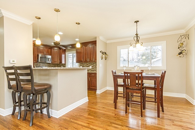 210 Illinois Blvd, Hoffman Estates, IL 60169 photo 5