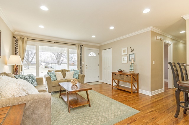 210 Illinois Blvd, Hoffman Estates, IL 60169 photo 4