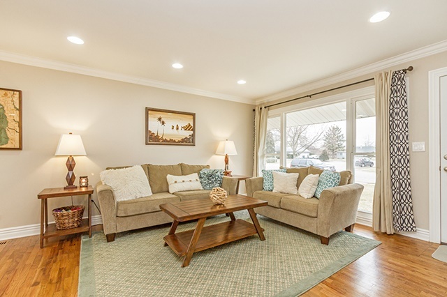 210 Illinois Blvd, Hoffman Estates, IL 60169 photo 3