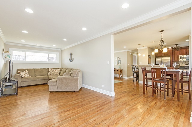 210 Illinois Blvd, Hoffman Estates, IL 60169 photo 8