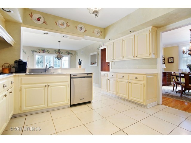 371 Ardmore Rd, Des Plaines, IL 60016 photo 6