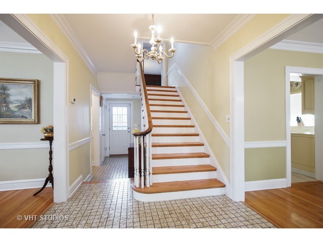371 Ardmore Rd, Des Plaines, IL 60016 photo 2