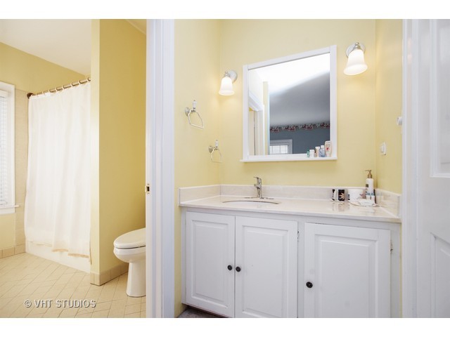 371 Ardmore Rd, Des Plaines, IL 60016 photo 14