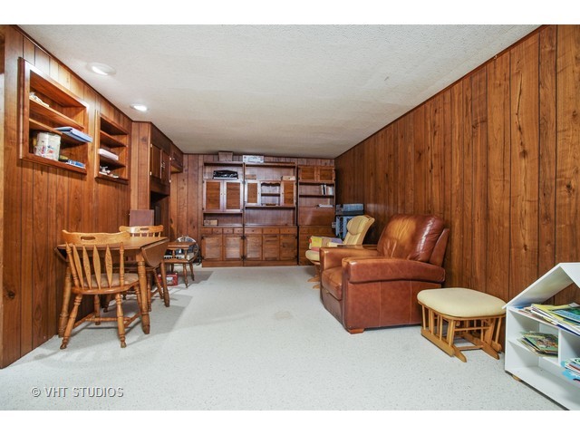 371 Ardmore Rd, Des Plaines, IL 60016 photo 10