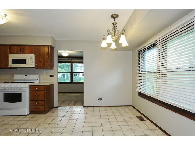 715 Sara Ln, Naperville, IL 60565 photo 4