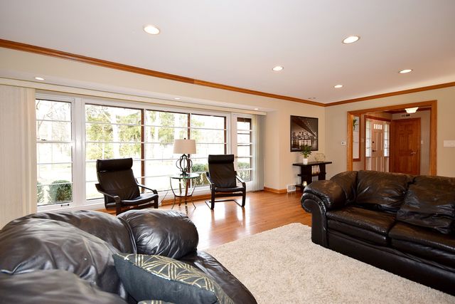 55 Forest Ave, Roselle, IL 60172 photo 4