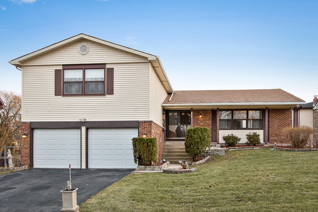 1285 W Sturbridge Dr, Hoffman Estates, IL 60192 photo 1
