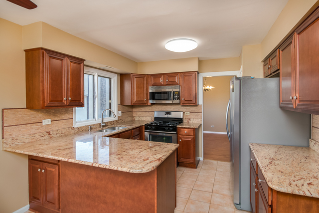 1285 W Sturbridge Dr, Hoffman Estates, IL 60192 photo 7