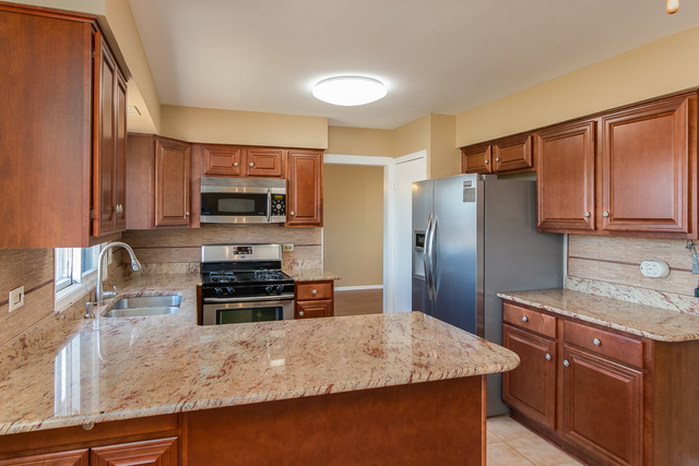 1285 W Sturbridge Dr, Hoffman Estates, IL 60192 photo 8
