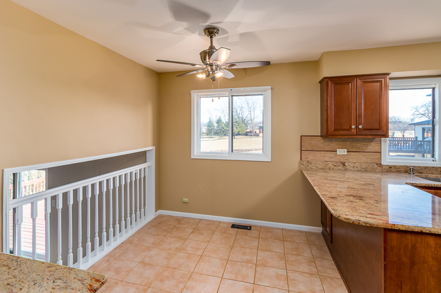 1285 W Sturbridge Dr, Hoffman Estates, IL 60192 photo 10