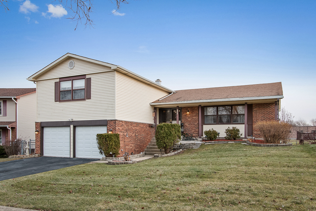 1285 W Sturbridge Dr, Hoffman Estates, IL 60192 photo 2