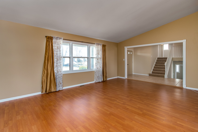 1285 W Sturbridge Dr, Hoffman Estates, IL 60192 photo 3