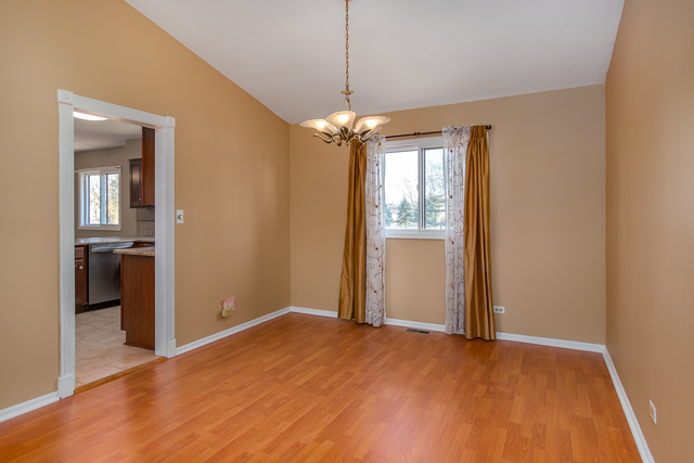 1285 W Sturbridge Dr, Hoffman Estates, IL 60192 photo 5
