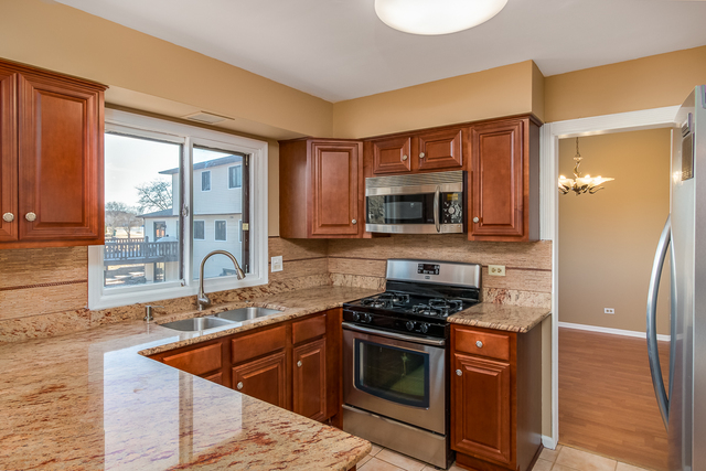 1285 W Sturbridge Dr, Hoffman Estates, IL 60192 photo 6