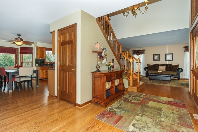 1345 Hunter Dr, Bartlett, IL 60103 photo 3
