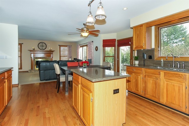 1345 Hunter Dr, Bartlett, IL 60103 photo 9