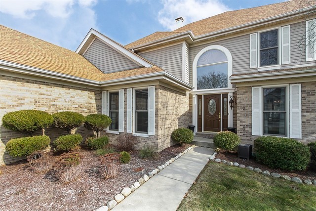 1345 Hunter Dr, Bartlett, IL 60103 photo 2
