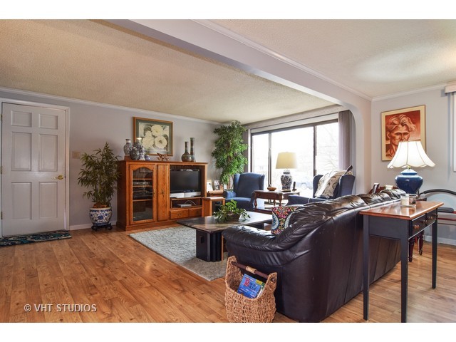 435 Westview St, Hoffman Estates, IL 60169 photo 2