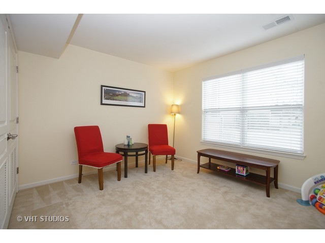 1240 Willow Ave, Des Plaines, IL 60016 photo 17