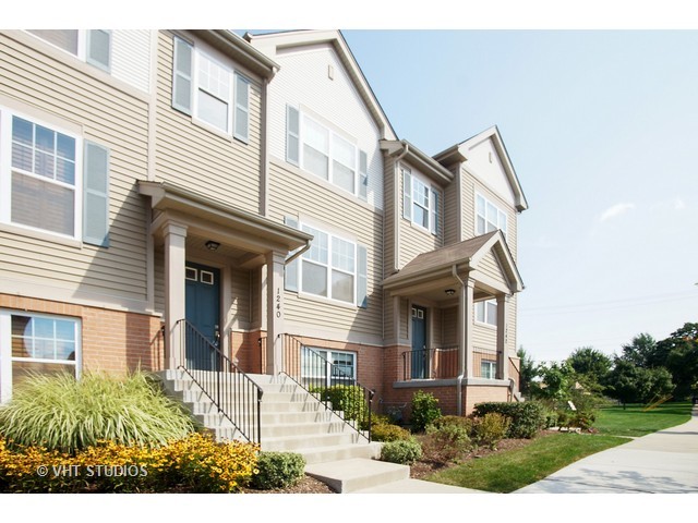 1240 Willow Ave, Des Plaines, IL 60016 photo 2
